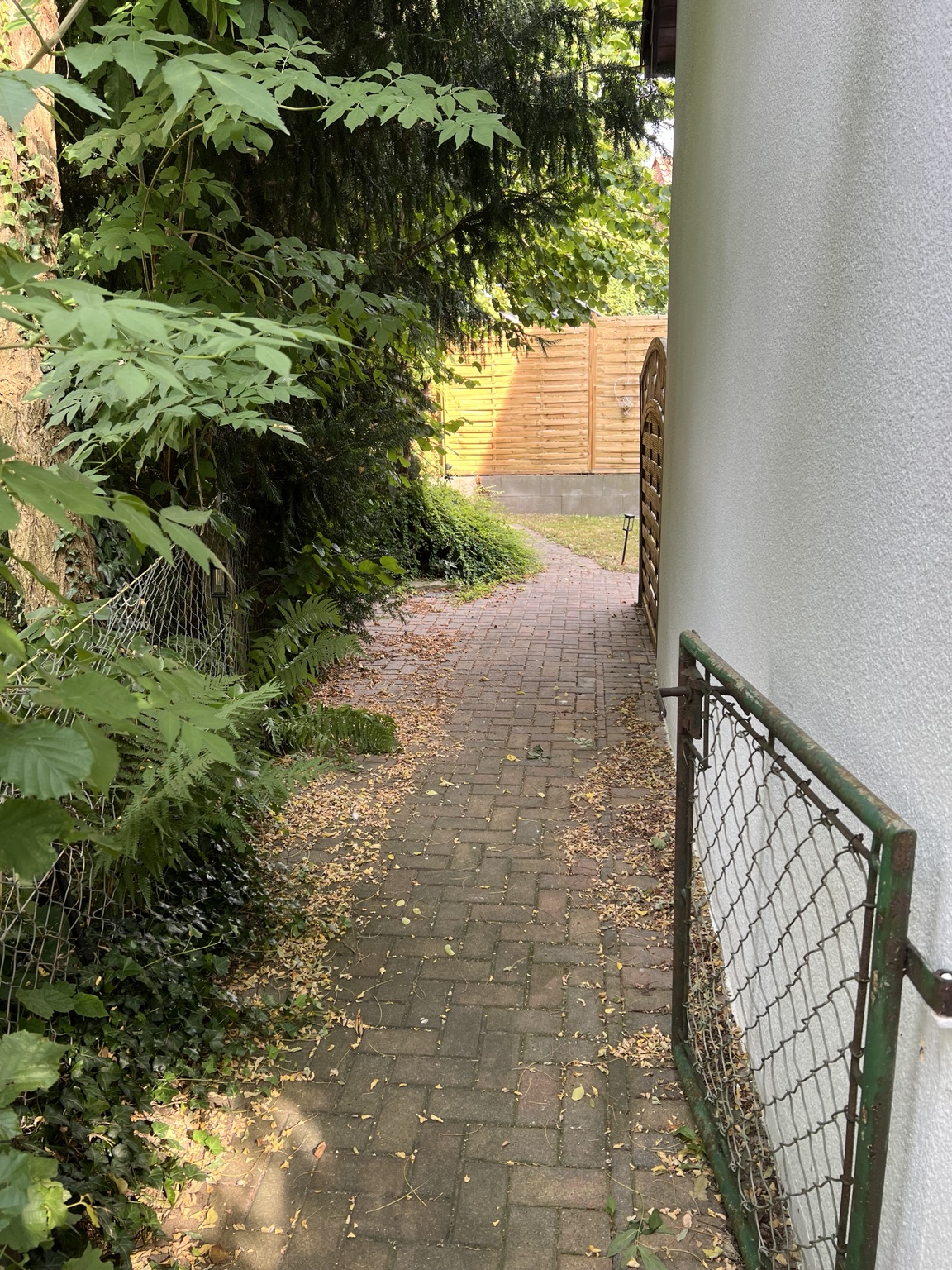 Kleines Gartentor und Weg zum Eingang des Großen Apartments