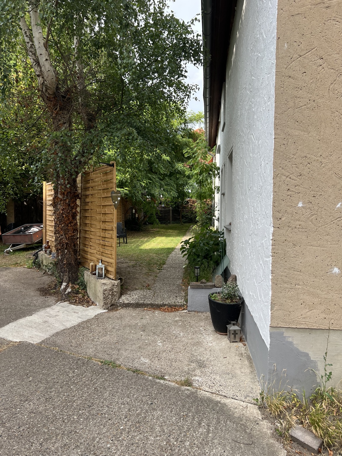 Weg links am Haus entlang zum Großen Apartment