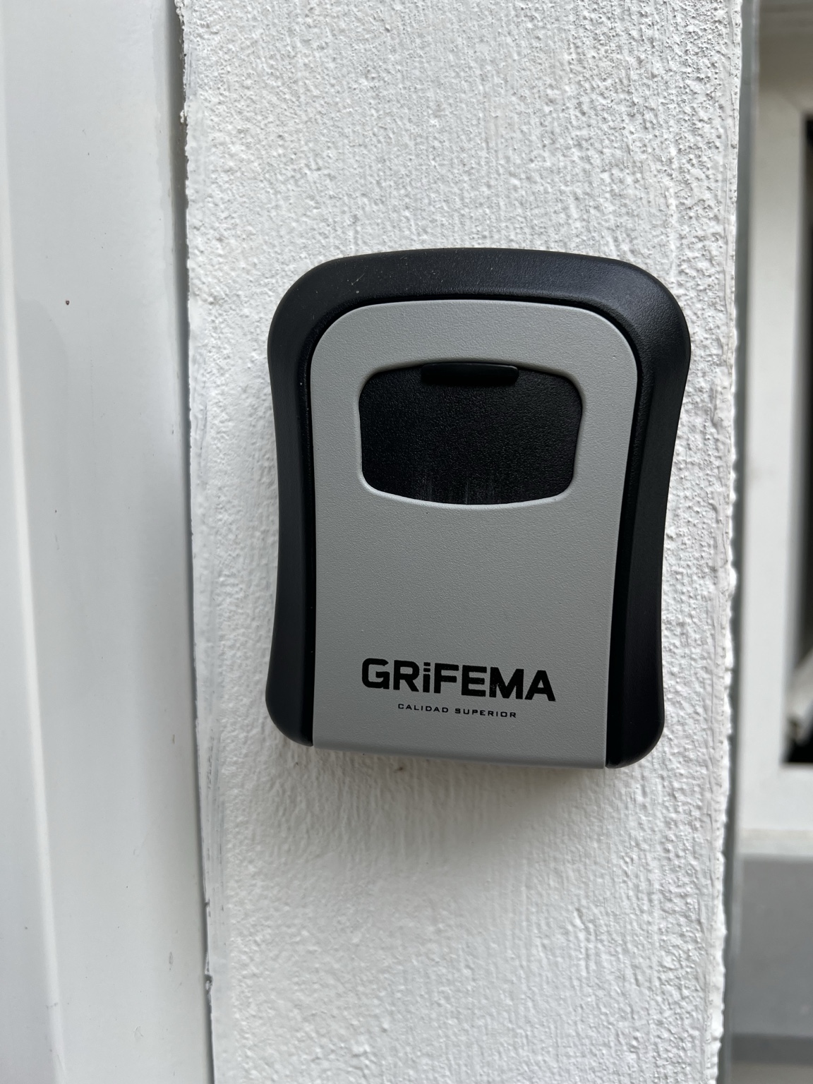 Schlüsselbox neben der Eingangstür des Großen Apartments